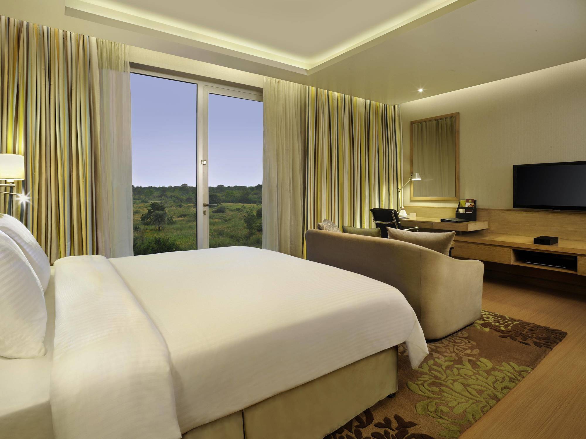 Doubletree Suites By Hilton Bengaluru Outer Ring Road Ngoại thất bức ảnh