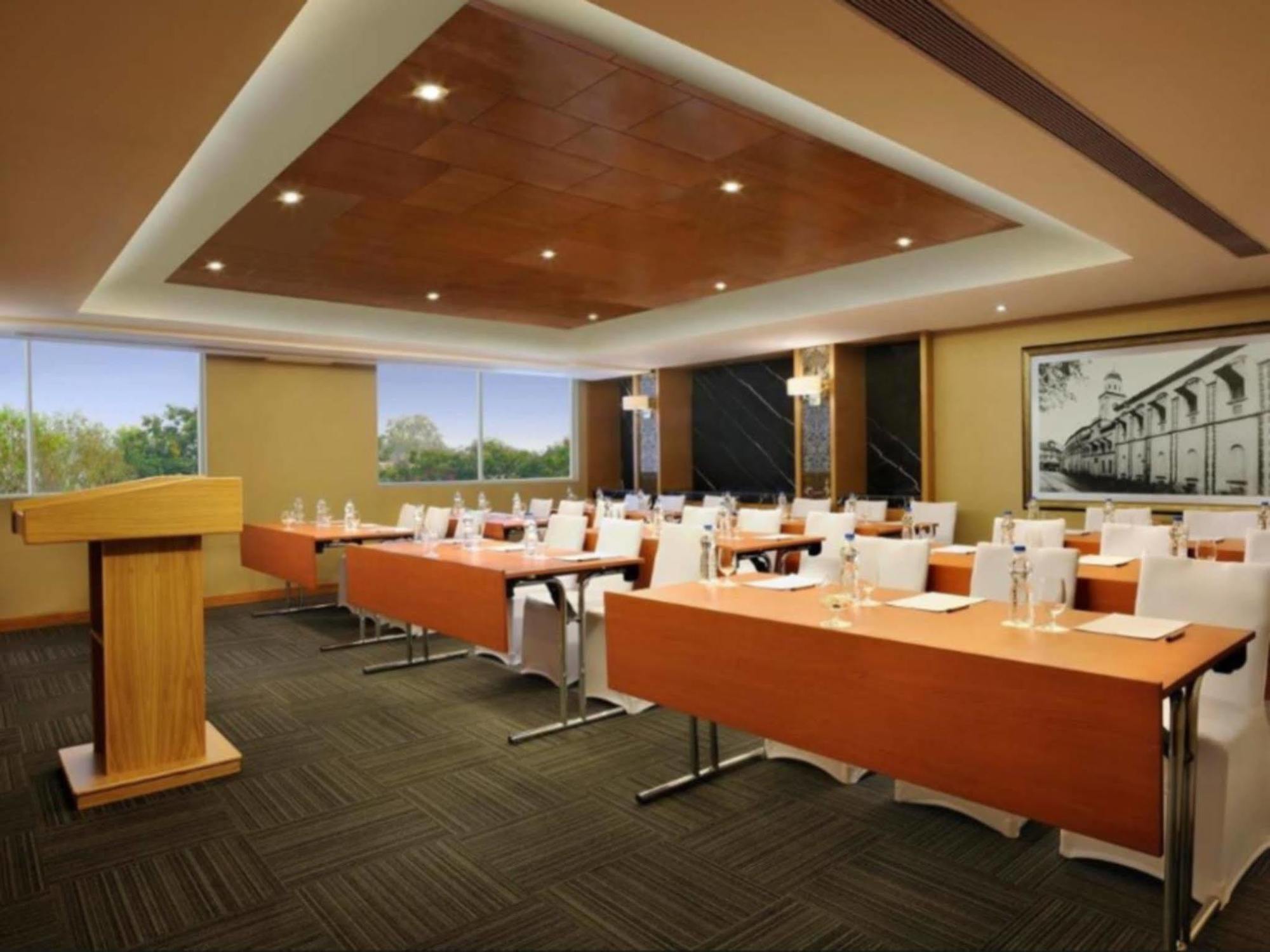 Doubletree Suites By Hilton Bengaluru Outer Ring Road Ngoại thất bức ảnh