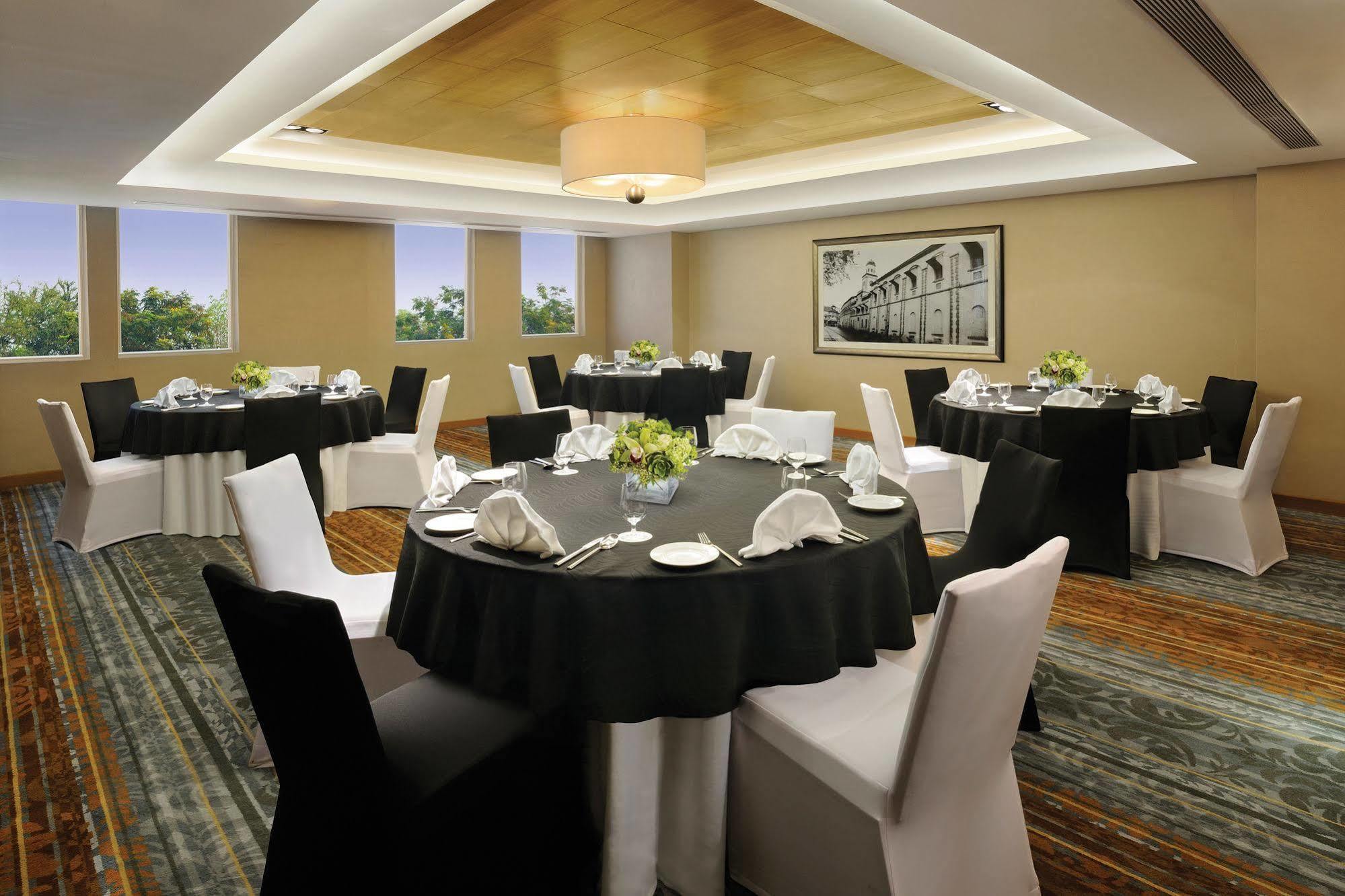 Doubletree Suites By Hilton Bengaluru Outer Ring Road Ngoại thất bức ảnh